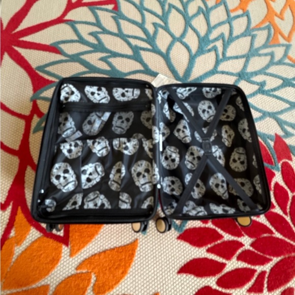 IT LUGGAGE “RED SKULLS”  HARDSIDE CARRY ON ROLLER LUGGAGE NEW - Picture 9 of 12